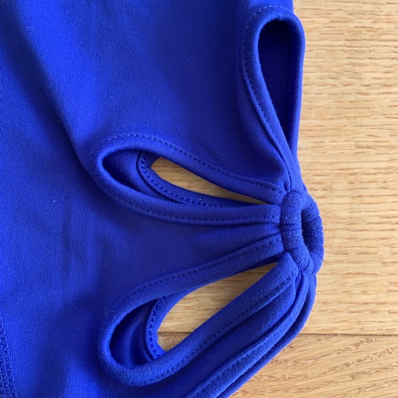 Yogalicious cropped leggings with calf cutout detail - Picture 3 of 6